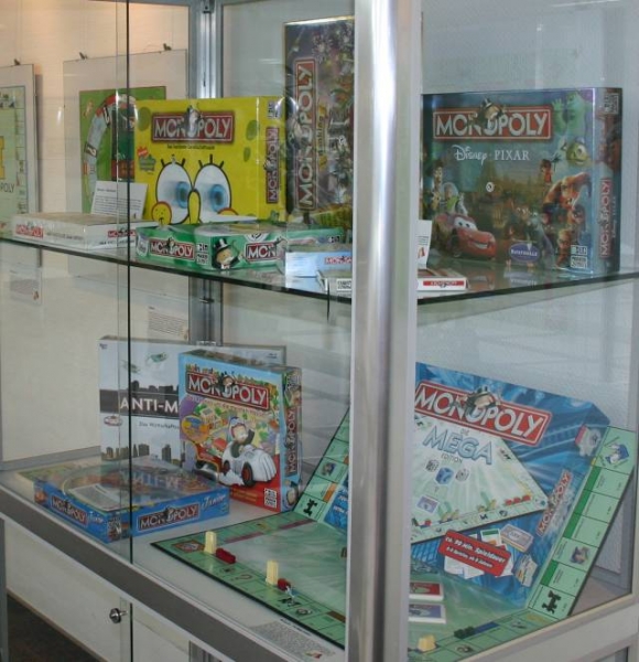 monopoly-ausstellung-vitrine