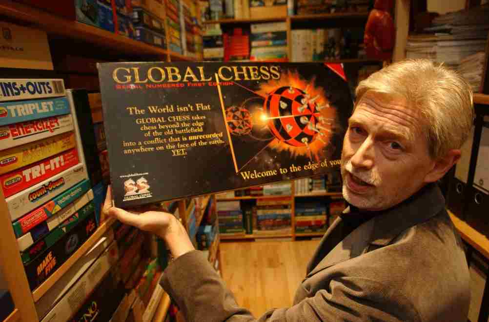 Jochen Corts in seiner Sammlung mit einem seiner "Schachspiele"