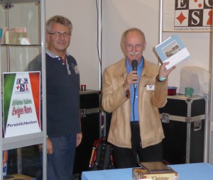 Rudolf Rühle mit DDR Buch